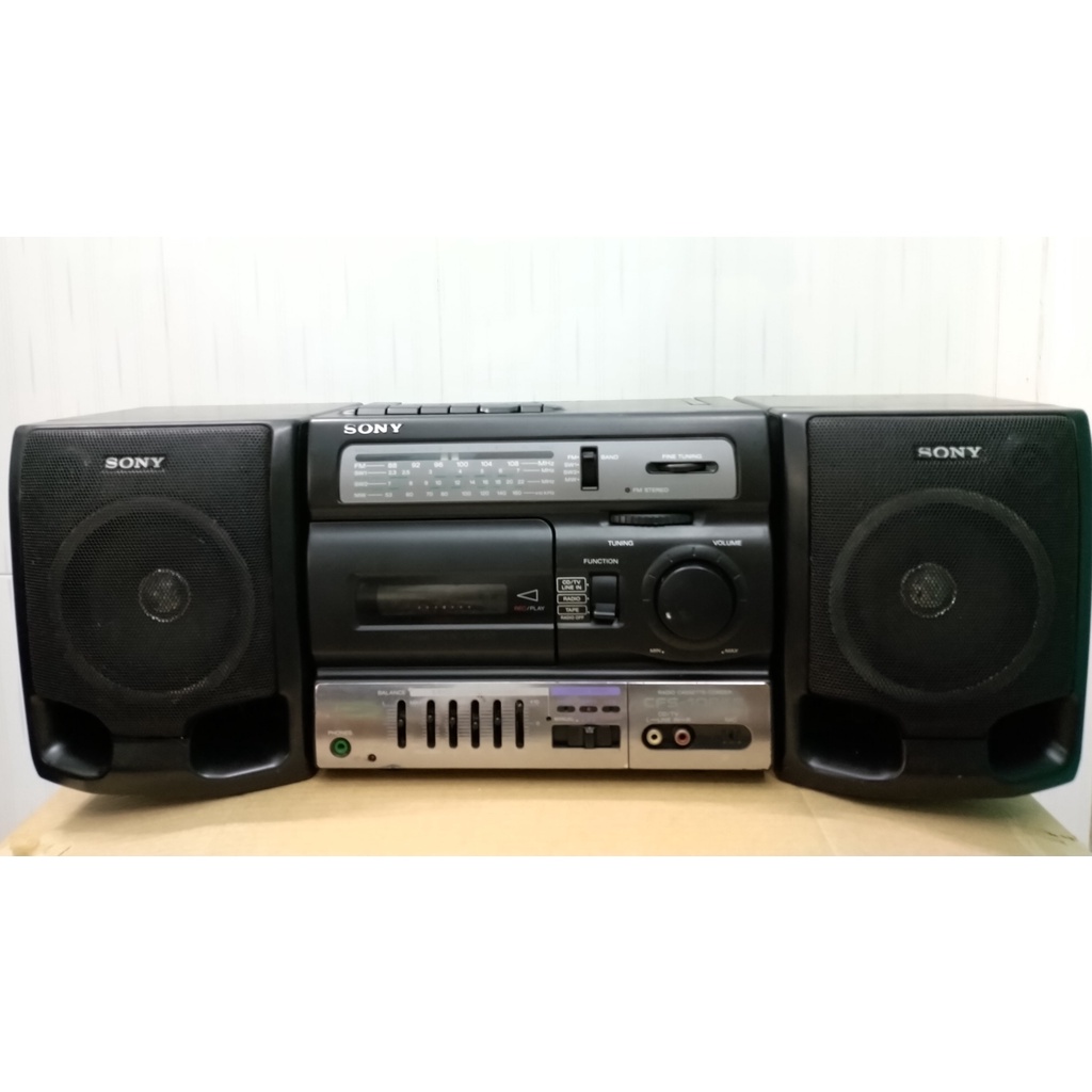 Radio cassette Sony CFS-1065S  đồ cũ nghe hay ok 100% ( có đường line gắn điện thoại vào nghe )