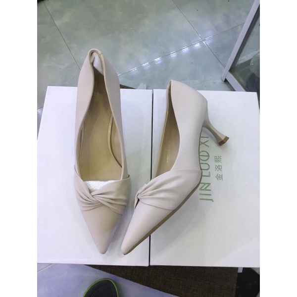 Giày gót nhọn 5p cao cấp của hãng cho chị em .