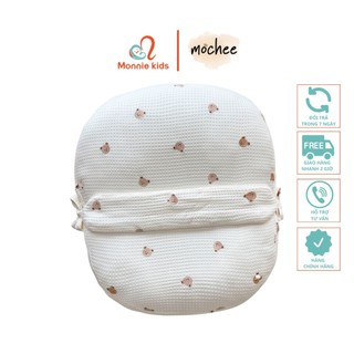 Gối chống trào ngược cho bé Mochee tổ ong thêu gấu kèm đai 70x80cm vải waffle