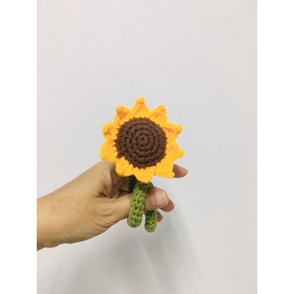 Hoa gắn xe bằng len handmade