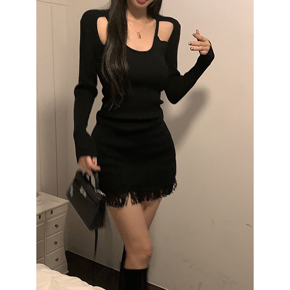 Đầm Ngắn Ôm Dáng Tay Dài Thiết Kế Khoét Rỗng Màu Đen Có Tua Rua Cho Nữ