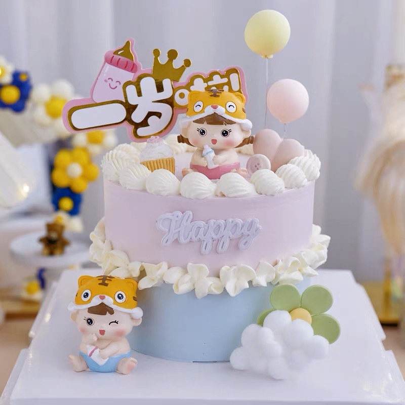 Trang trí bé trai đội mũ hổ quần xanh + bình sữa