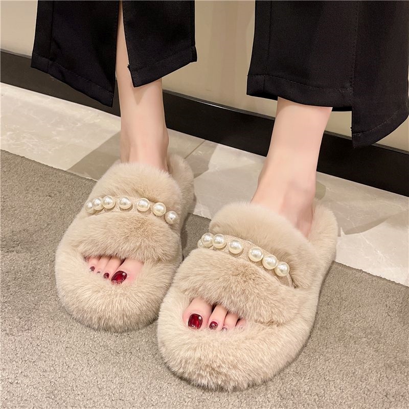 Đeo ngọc trai dày lông dép đi trong phòng