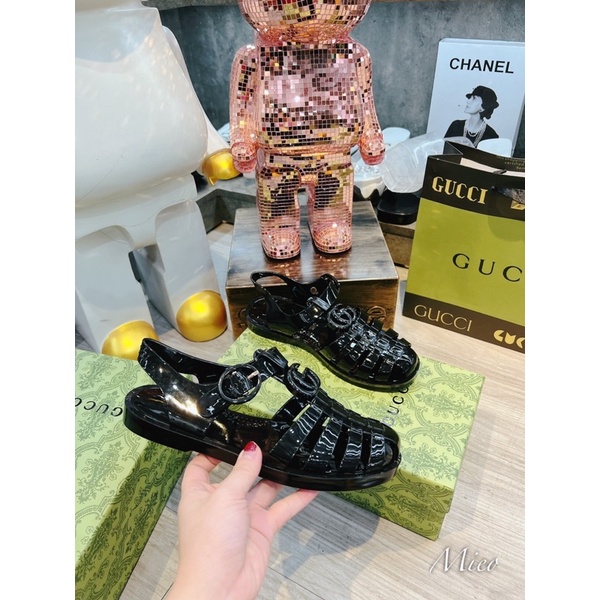 Sandal dọ nhựa Gucci super xịn sò, nhựa dẻo mềm màu trong. Fullbox bill túi hãng