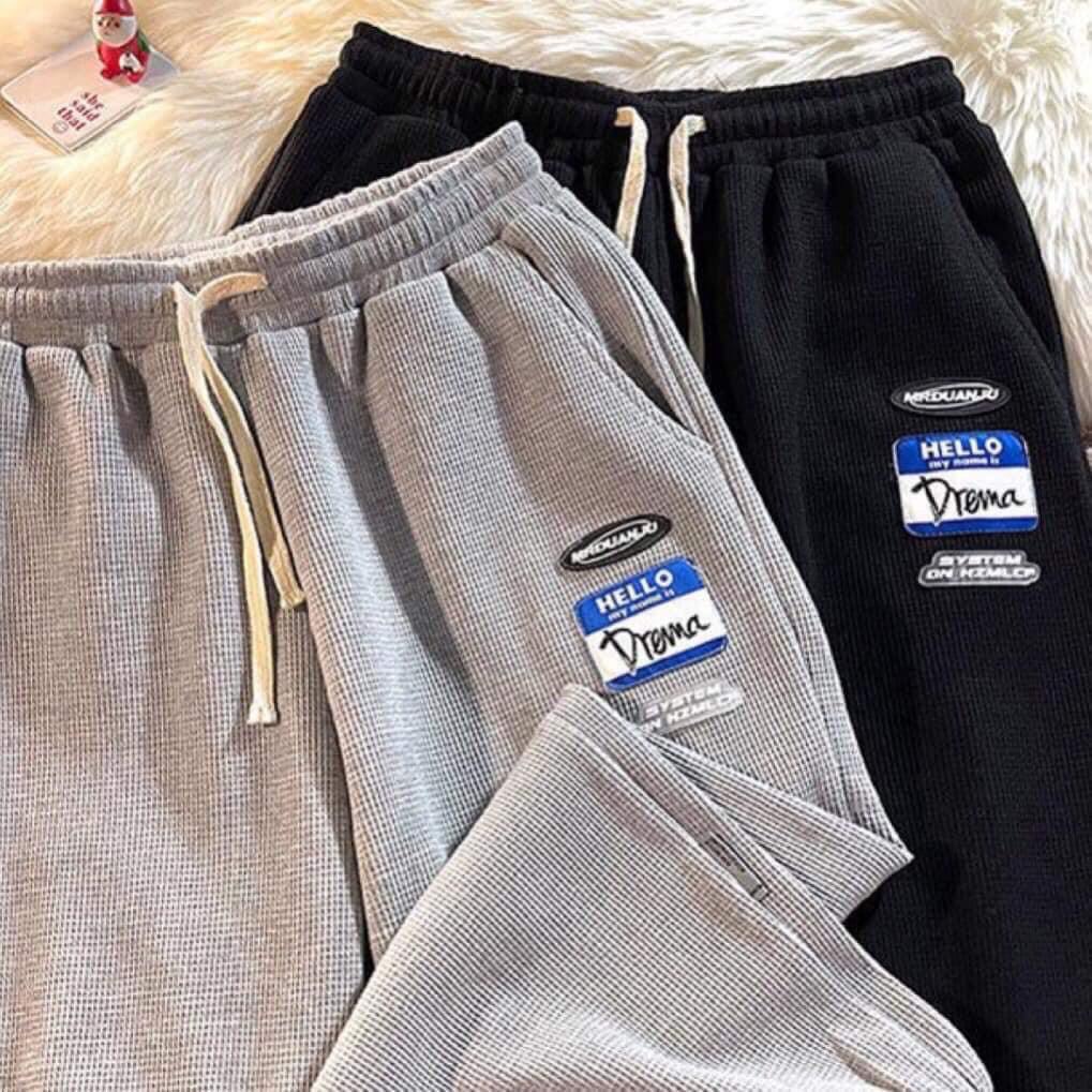 Quần nỉ bo gấu có logo - Quần jogger màu trơn đính logo