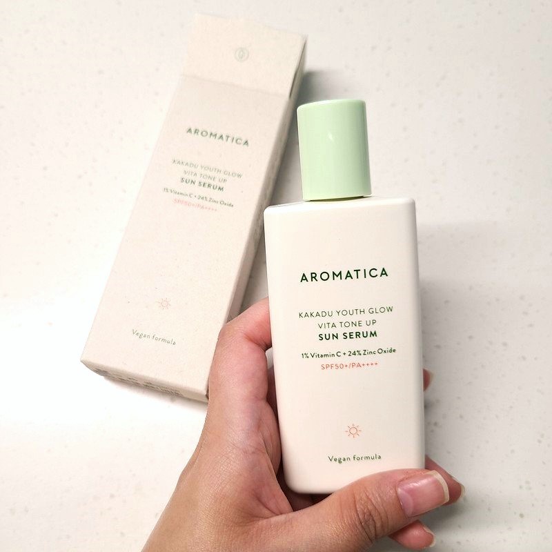 Serum chống nắng thuần chay nâng tông sáng da Aromatica Kakadu Youth Glow Vita Tone-up Sun Serum SPF50+ PA++++ 60ml