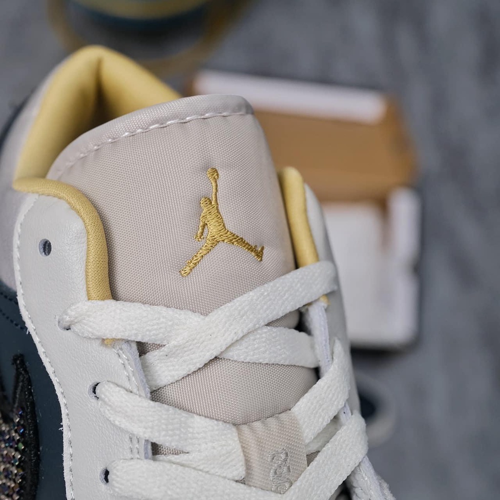Giày Air Jordan 1 Low Beaded Swoosh Đính Đá S.Cấp