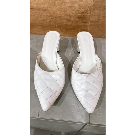 Giày cao gót bít mũi Pixie size 39