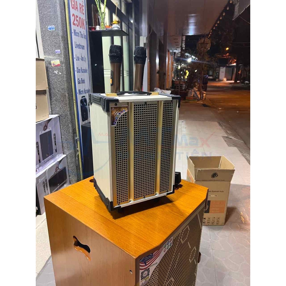 Loa kéo karaoke xách tay di động T8 bass 20cm tặng kèm cặp micro không dây. Âm thanh hay, thiết kế gọn, sạc pin tiện...