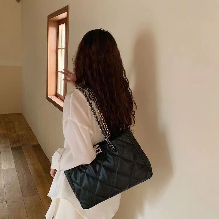 Túi Xách Đeo Vai Zara Cỡ Lớn Phối Dây Xích Đính Đá Thời Trang Nữ Sành Điệu