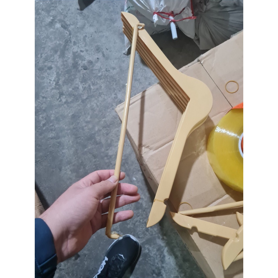 MÓC GỖ TAM GIÁC MÀU VÀNG, NÂU vai 44-45cm- mắc treo đồ shop thời trang có thanh ngang treo đồ nam, nữ hàng loại 1