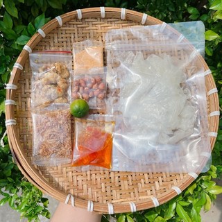 Bánh tráng phơi sương trộn sate - sốt tắc tóp mỡ