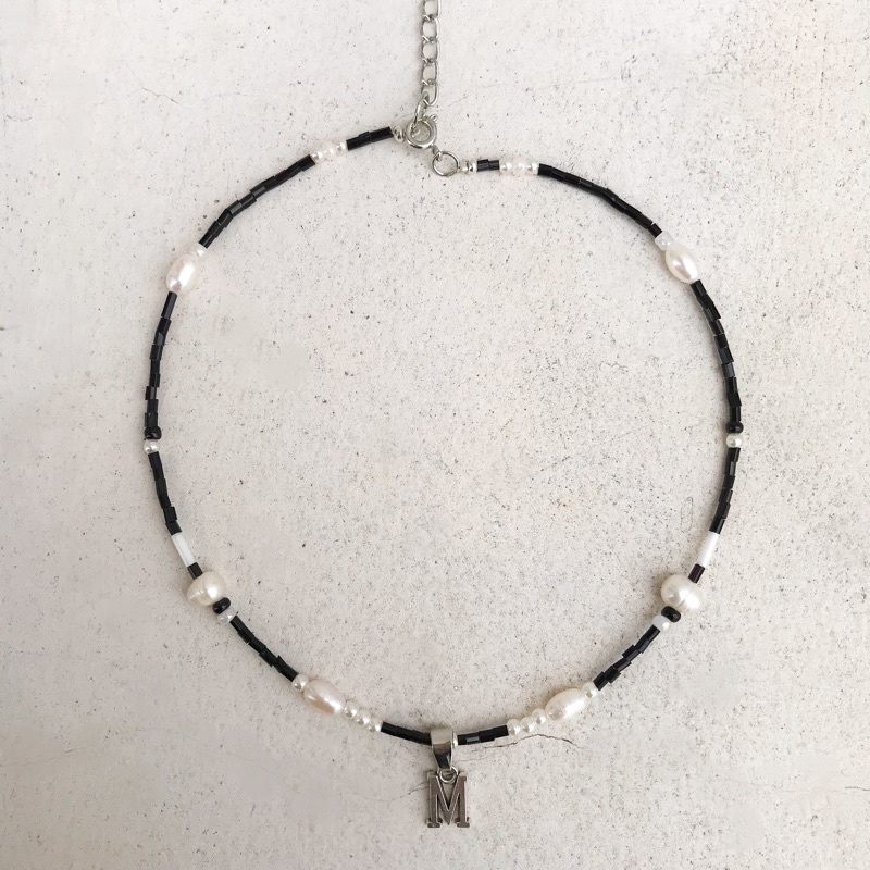 Dây Chuyền Chữ Cái Charm Tên Cườm Đen Ko Đen Gỉ