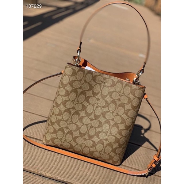 Túi xách công sở Coach Small Town Bucket size to viền cam