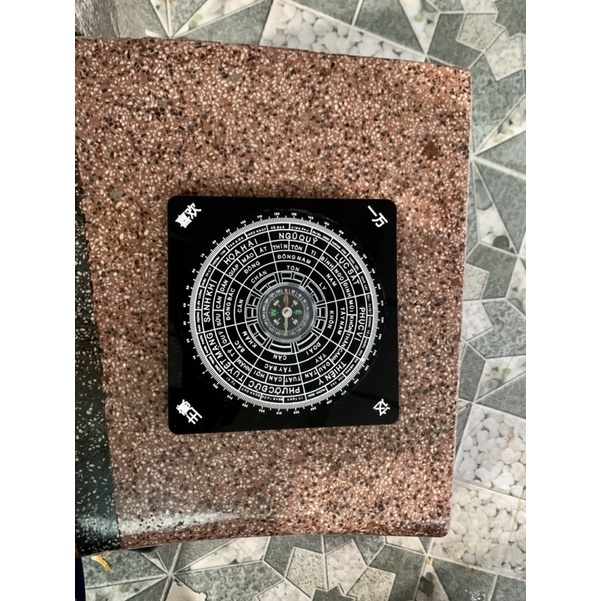 LA BÀN PHONG THỦY - NỀN ĐỎ MẶT TRONG - CÓ KIM  XOAY TÙY Ý GIA CHỦ - HÌNH VUÔNG.