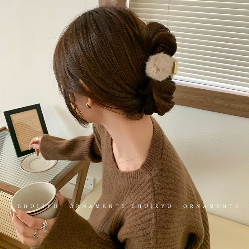 Kẹp tóc kim loại đính lông hàng cao cấp.