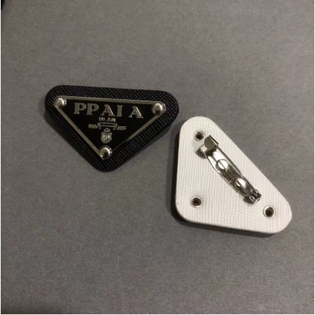 Prada Trâm Cài Áo Hình Tam Giác Bằng Kim Loại Cho Nam / Nữ
