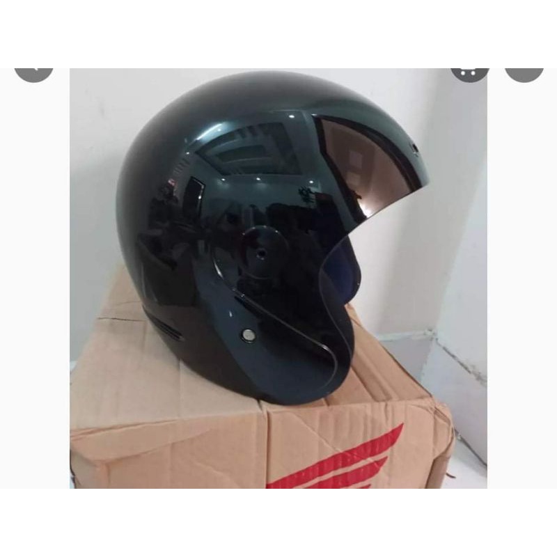 Đầu nón không lưỡi che và kính hiệu HONDA.