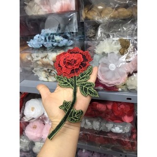 Hoa thêu cành hồng đính quần áo