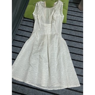đầm  dáng xòe tay sát nách size s