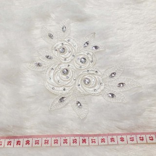 Bông thêu hoa hồng trắng đính cườm trai lấp lánh size 16cmx11.5cm kết áo