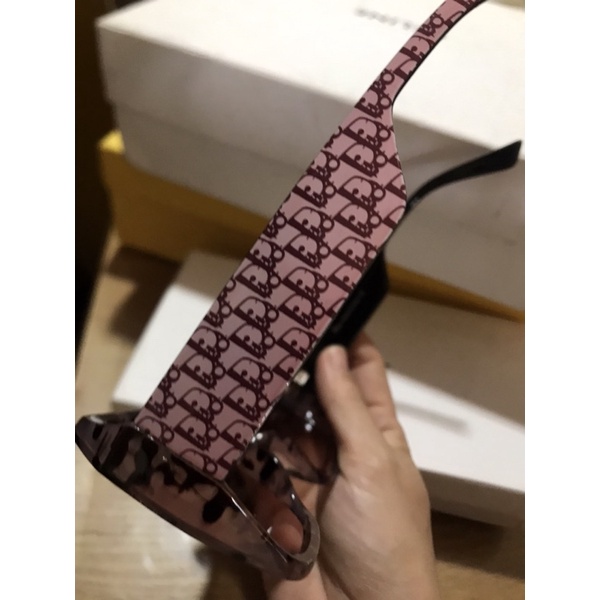 Kính si hiệu nữ di.or kiên Nhật