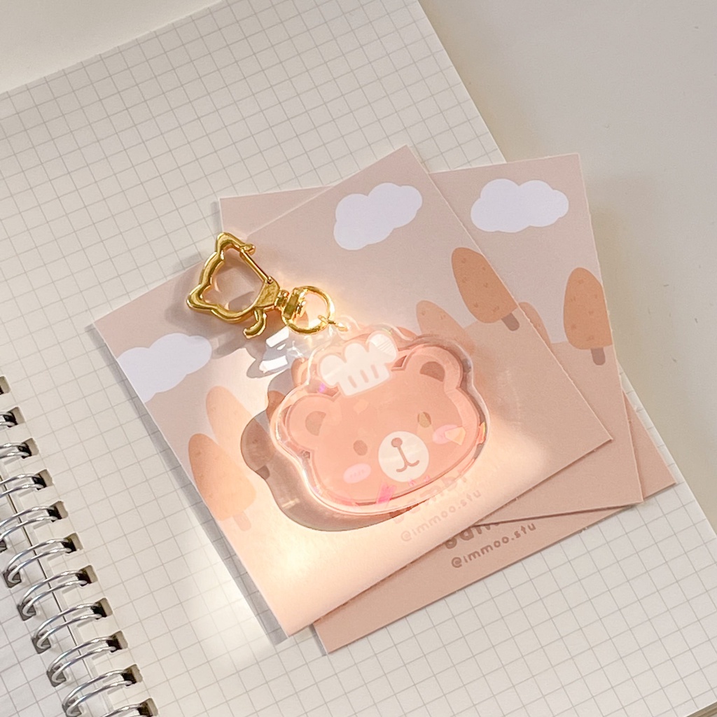 Móc khóa Keychain Hologram Nhựa Gấu Nâu Phù Thủy Lily Tím Dễ Thương Designed By Mê Studio