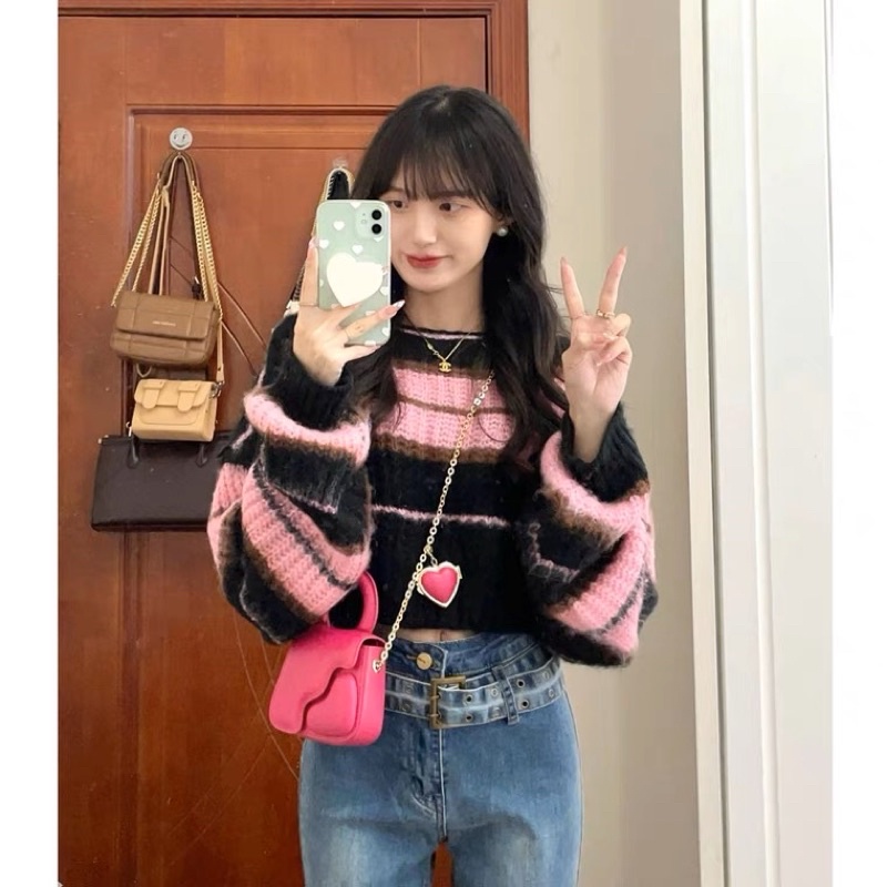 Áo len croptop sọc ngang hồng-đen cực hợp với style Hàn Quốc luôn đây nhaa 🥂