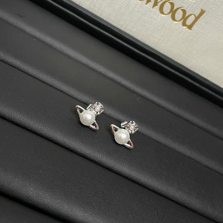 Khuyên Tai Ngọc Trai / Saturn Vivienne Westwood