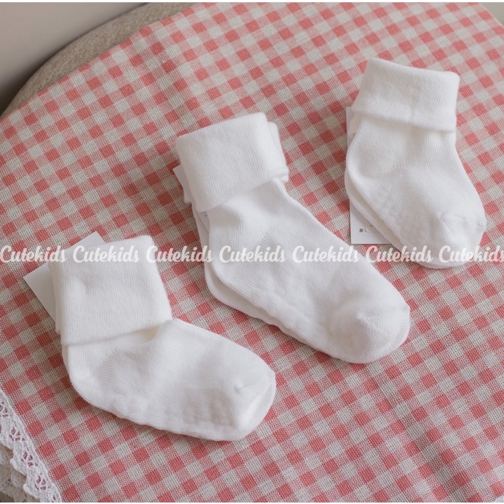 Tất vớ trắng cho bé