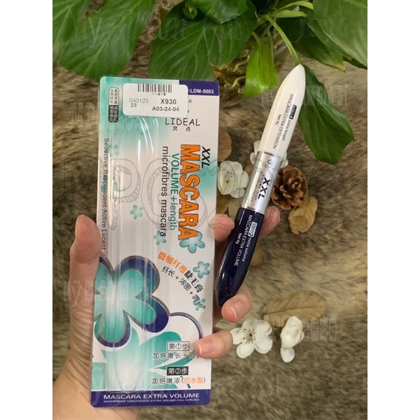 Mascara 2 đầu (2 màu trắng và đen) giúp chuốt mi cong dài