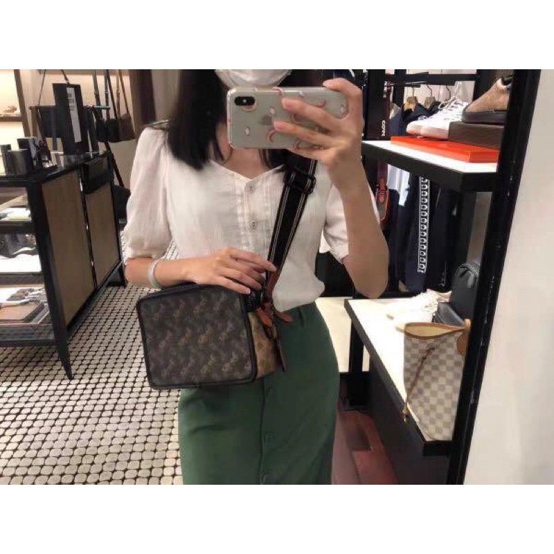 Túi Coach Charter Crossbody hộp vuông hoạ tiết unisex