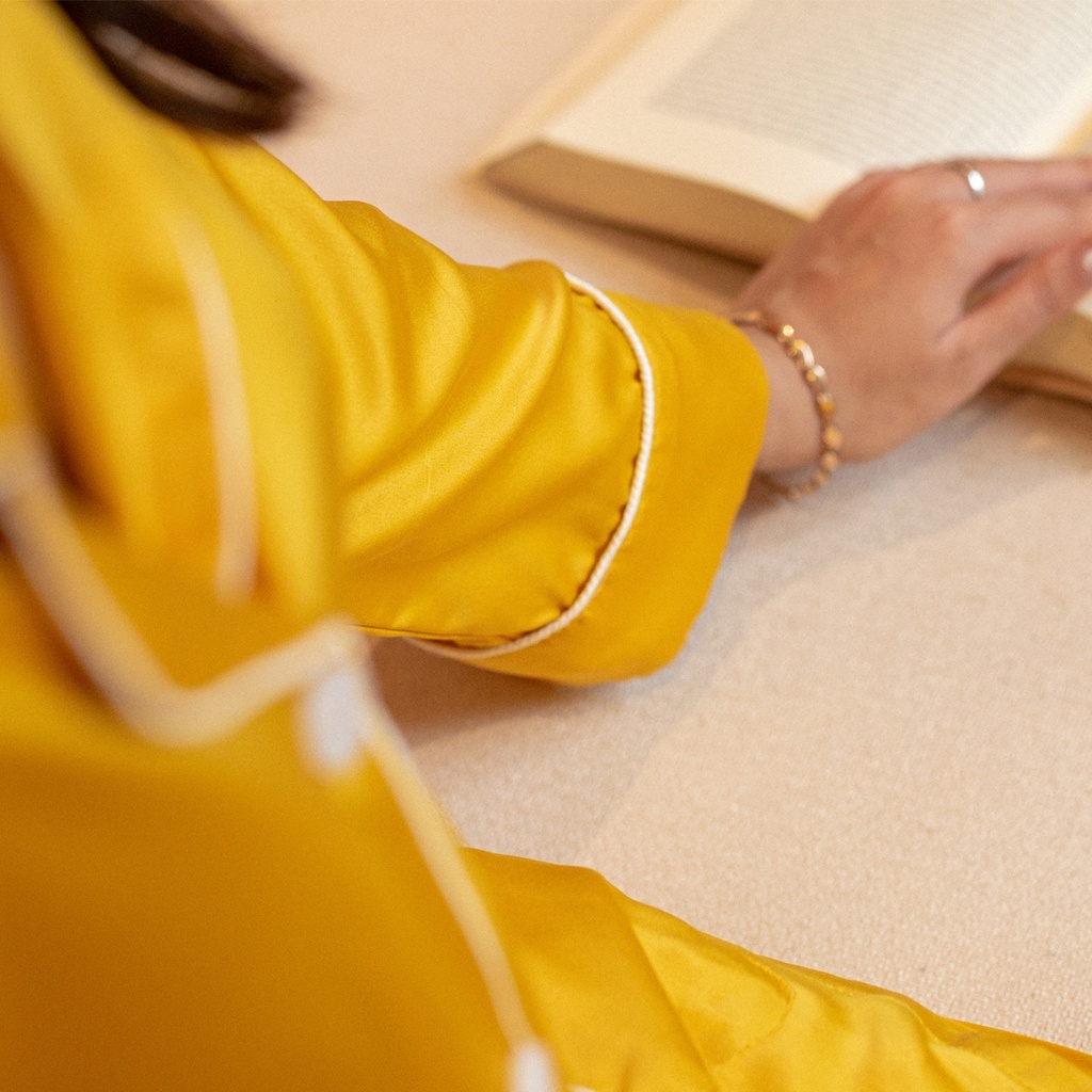 Bộ Pyjamas Nữ Mặc Nhà Áo Dài Quần Dài Chất Liệu Lụa Màu Vàng Phối Viền Trắng Golden Topaz LILAS BLANC