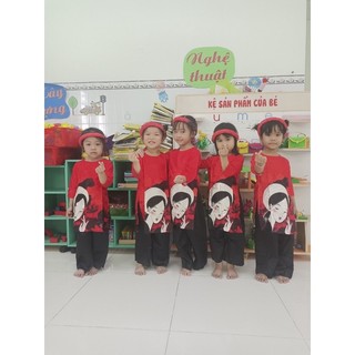 Áo dài gấm đỏ bé gái