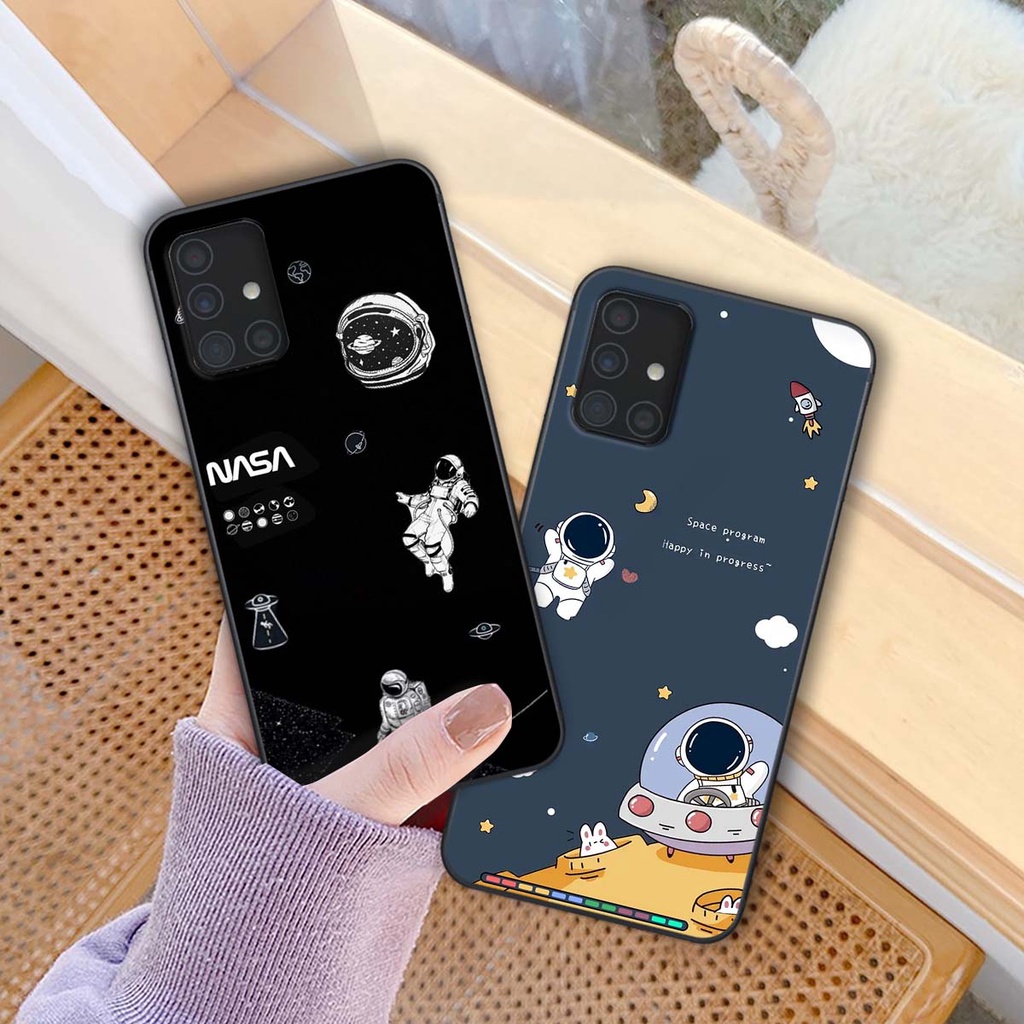 Ốp lưng Samsung A31 / A51 / A71 viền đen in họa tiết vũ trụ phi hành gia siêu đẹp