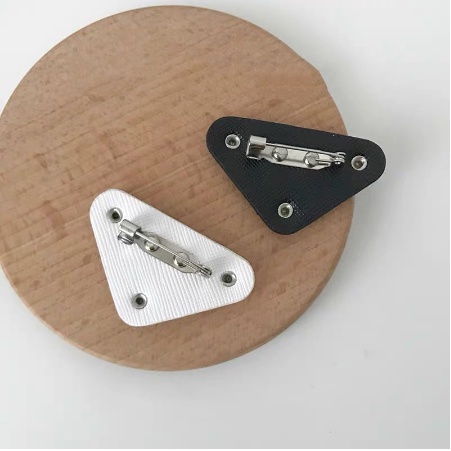 Prada Trâm Cài Áo Hình Tam Giác Bằng Kim Loại Cho Nam / Nữ