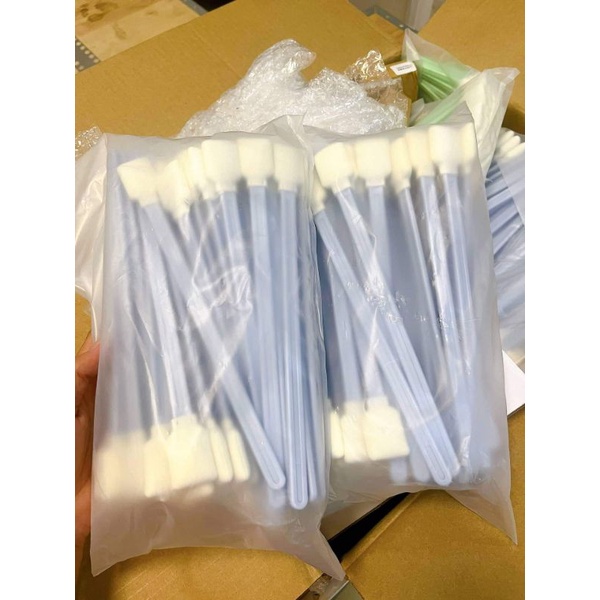 Que chùi đầu phun