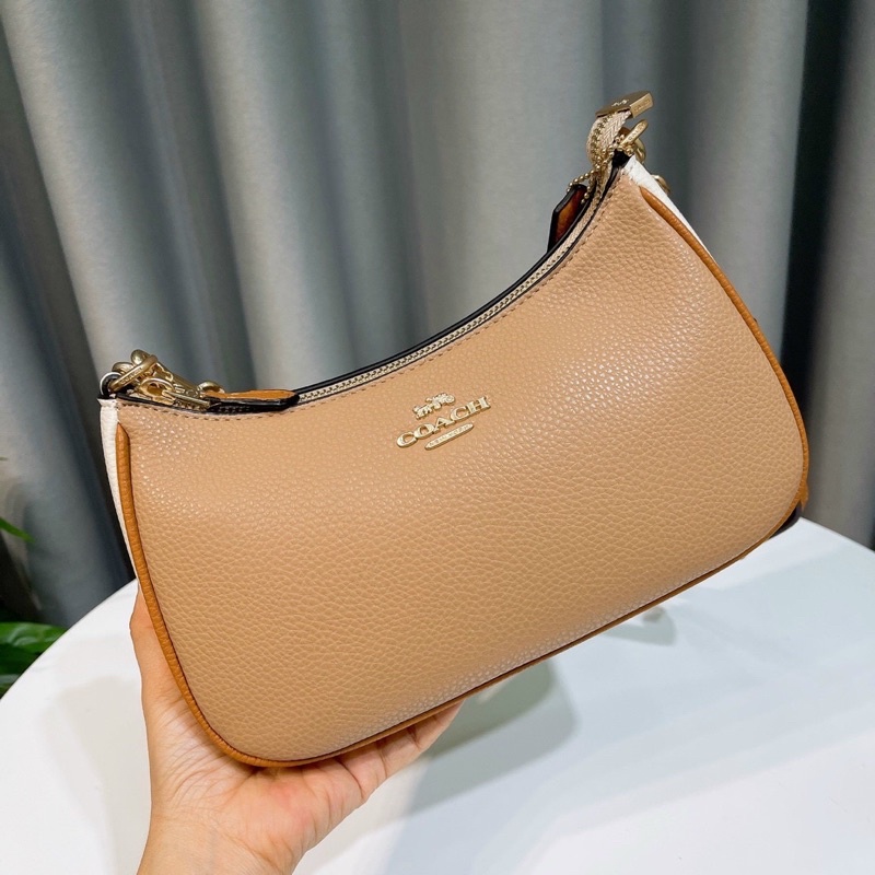 Túi đeo chéo đeo vai Coach Teri dáng thuyền màu nude