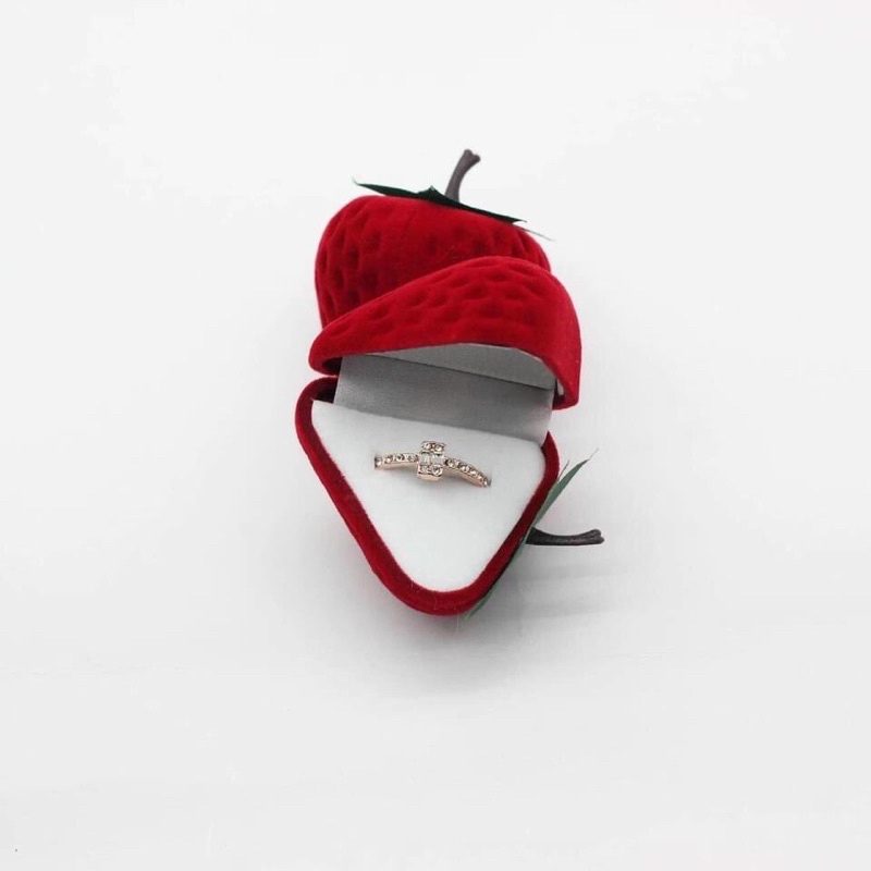 Hộp đựng nhẫn hình quả dâu xinh xắn dùng làm quà tặng trang sức