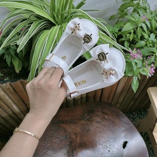 Giày bé gái kiểu giày đốc có giày mẹ và bé