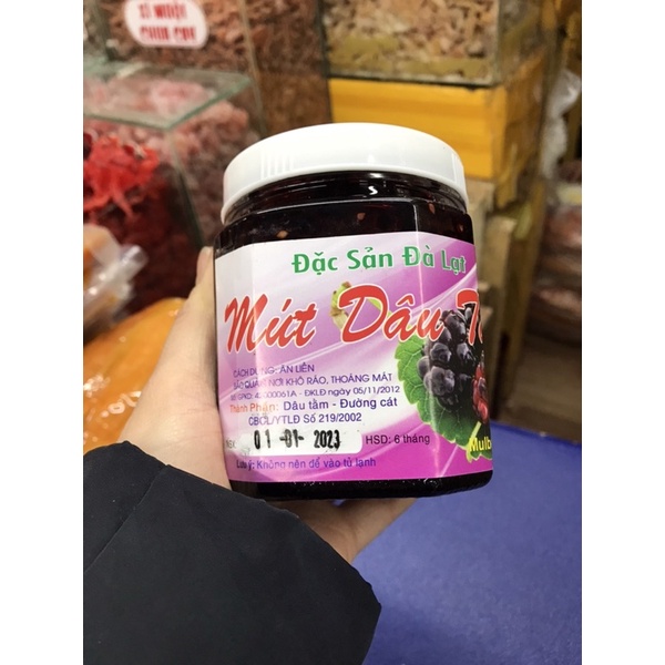 Mứt dâu tằm đặc sản Đà Lạt được chế biến từ những trái dâu tằm tươi ngon nhất của cao nguyên Lâm đồng