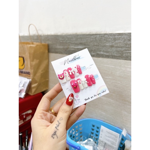Nailbox gấu dâu mix trắng hồng