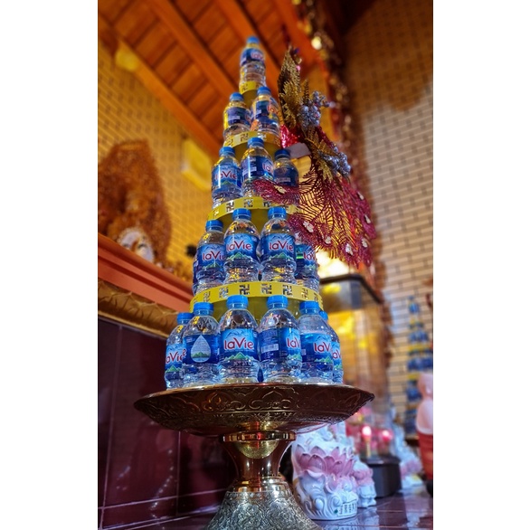 Tháp bày bia nước ngọt