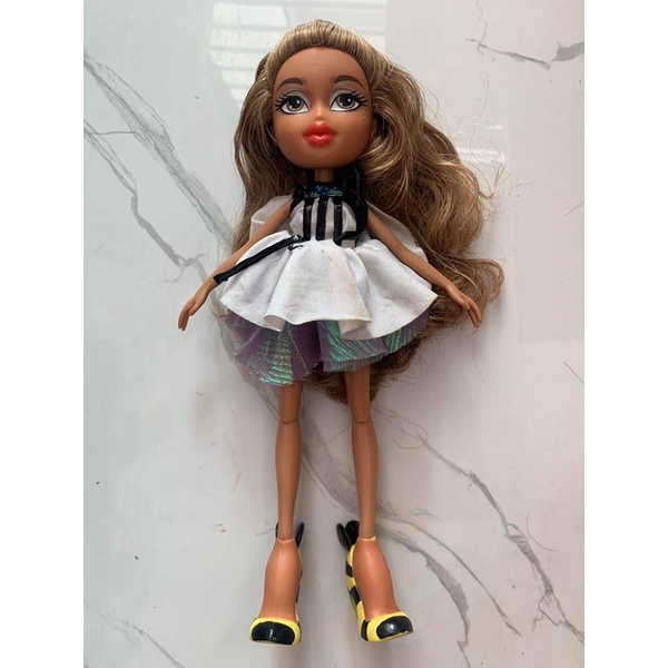 Búp bê Bratz có khớp gối