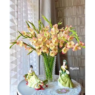 Bình hoa thủy tinh dáng tháp – Vẻ đẹp lộng lẫy, bừng sáng không gian ngày Tết