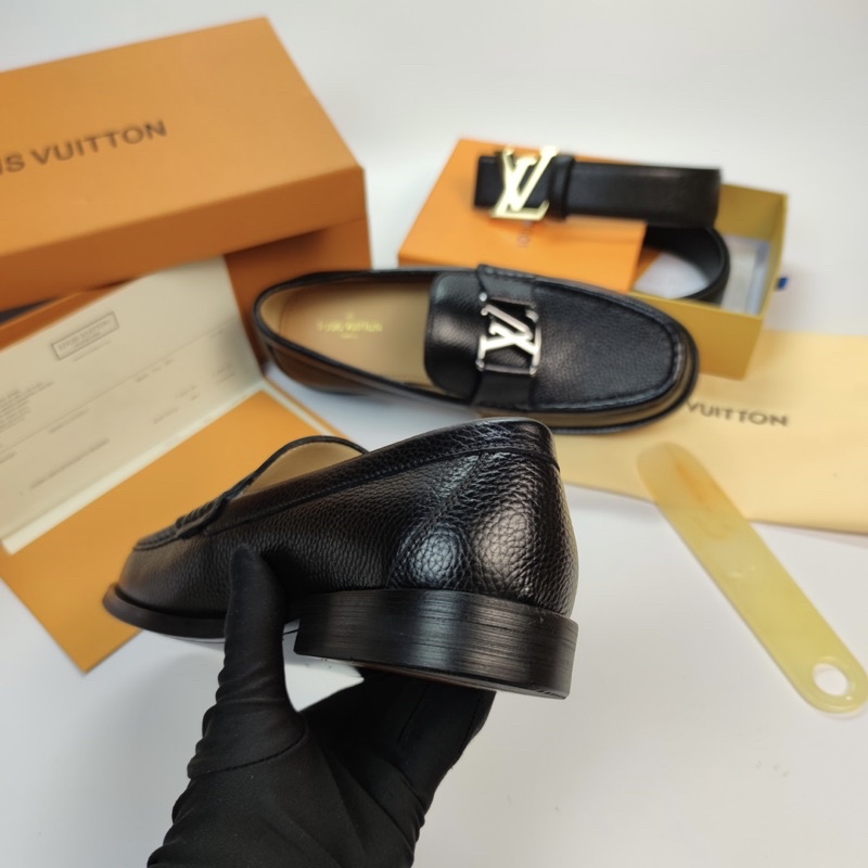 Giày lười nam da bò, giày loafer nam LV cao cấp da hạt, đế cao, lót vàng, khóa to – STORE III