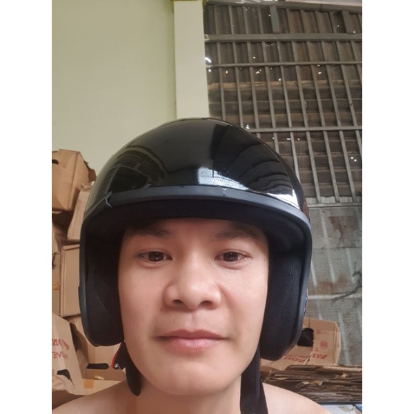 Đầu nón không lưỡi che và kính hiệu HONDA.