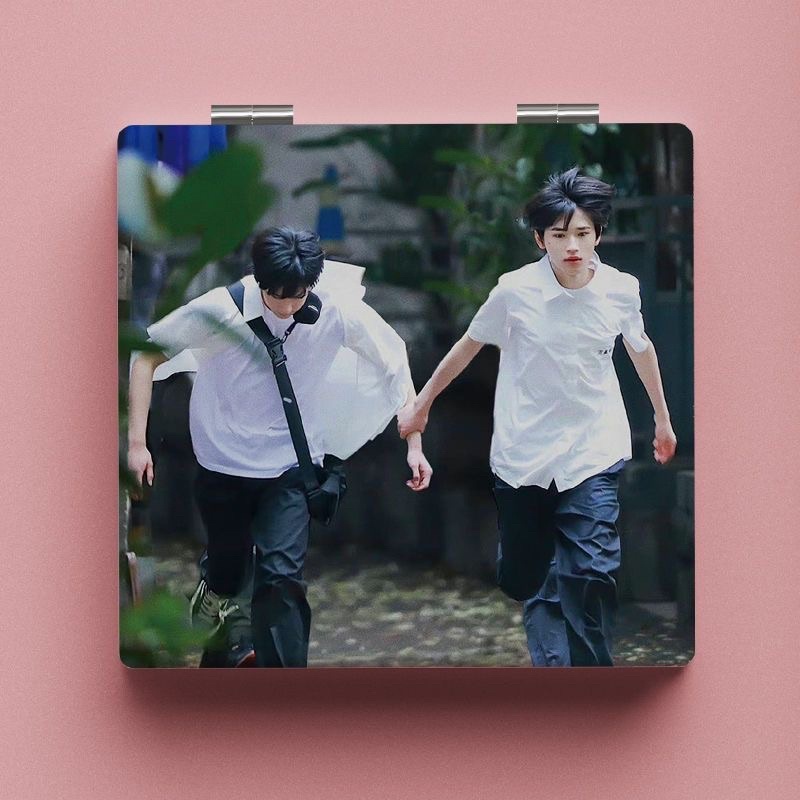 Gương cầm tay in hình TNT