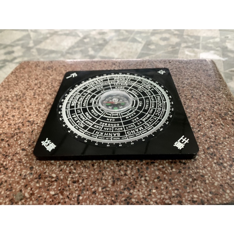 LA BÀN PHONG THỦY - NỀN ĐỎ MẶT TRONG - CÓ KIM  XOAY TÙY Ý GIA CHỦ - HÌNH VUÔNG.