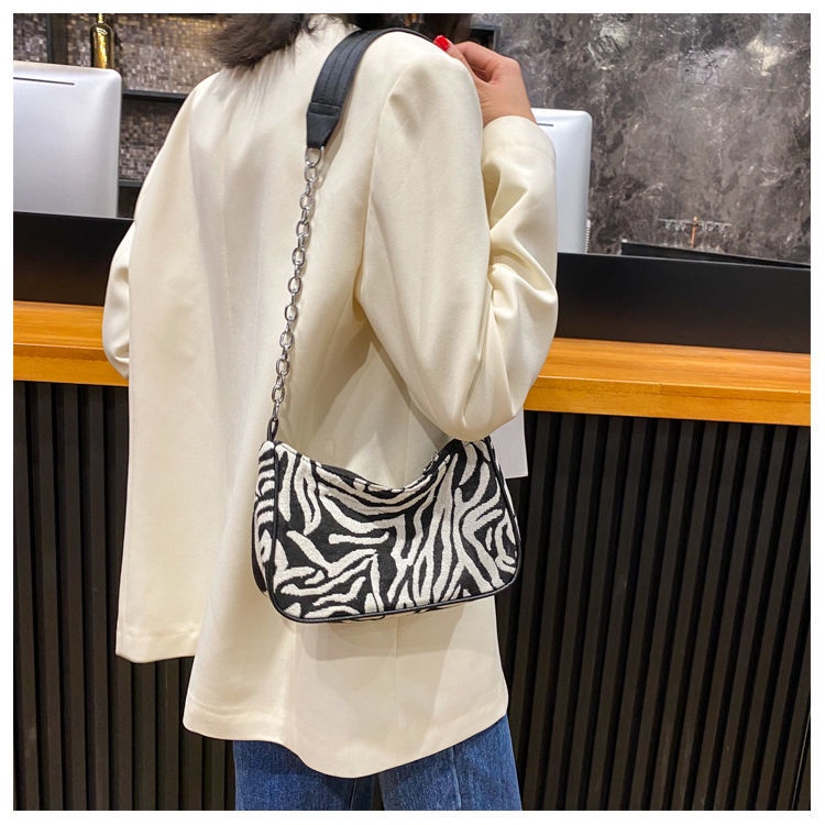 Túi xinh cầm tay vải nhung họa tiết da báo cá tính cho nữ anhi